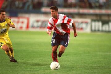 Capdevila, seleccionado nacional español, fue parte del Atlético de Madrid cuando el club descendió en la temporada 1999-2000.