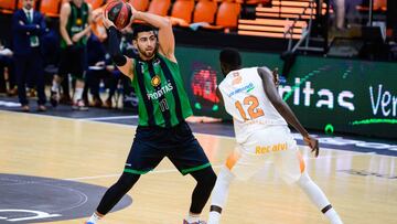 Kerem Kanter busca a un compa&ntilde;ero al que pasar el bal&oacute;n ante la defensa de Diop.