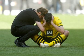 El empate ante el Mainz, unido a la victoria del Bayern en Colonia, dejó al Dortmund sin título ante su afición pese a que dependían de sí mismos.  Los jugadores, desolados al final del encuentro.