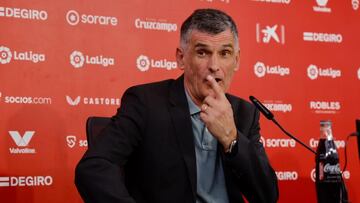 Mendilibar, en su presentación, hace un gesto con el dedo índice, puesto que el Sevilla ocupa desde su llegada.