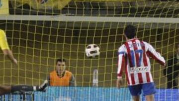 <b>NERVIOS DE ACERO. </b>Diego Castro bate de penalti, con un sutil disparo, a Diego López en el gol que supuso el empate para el Sporting.