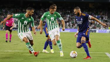 Benzema encara a Montoya y Joaquín en una de las últimas jugadas del partido.