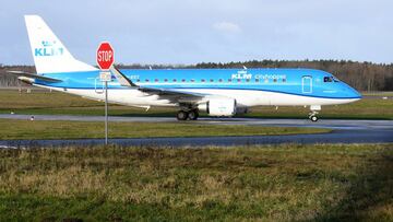 FILED - 14 January 2019, Lower Saxony, Hannover: A KLM Cityhopper-Embraer 175 jet takes off on the north runway of Hannover airport. Dutch airline KLM says it needs to cut its 33,000-strong workforce by 4,500 to 5,000 positions in the course of 2021 to ta