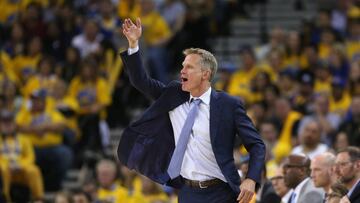 OAKLAND, CA - APRIL 19: Head coach Steve Kerr of the Golden State Warriors shouts to his team during their game against the Portland Trail Blazers in Game Two of the Western Conference Quarterfinals during the 2017 NBA Playoffs at ORACLE Arena on April 19, 2017 in Oakland, California. NOTE TO USER: User expressly acknowledges and agrees that, by downloading and or using this photograph, User is consenting to the terms and conditions of the Getty Images License Agreement.   Ezra Shaw/Getty Images/AFP
 == FOR NEWSPAPERS, INTERNET, TELCOS &amp; TELEVISION USE ONLY ==