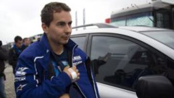 Lorenzo, a su llegada al circuito de Assen procedente de Barcelona. 
