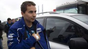 Lorenzo, a su llegada al circuito de Assen procedente de Barcelona.