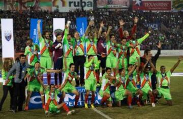 Los jugadores de Bravos con el trofeo del Apertura 2015.