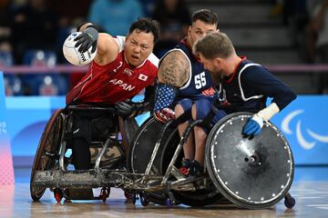 
El rugby en silla de ruedas, combina elementos del baloncesto, balonmano y rugby, es uno de los deportes de mayor impacto en los Juegos Paralmpicos. Los jugadores suelen pinchar las ruedas de las sillas de ruedas de sus compa?eros y, en ocasiones, las vuelcan. Este deporte se conoce a menudo como murderball y los atletas tienen algn tipo de discapacidad en las cuatro extremidades.