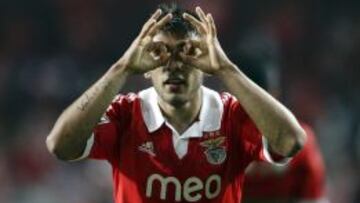 Eduardo Salvio celebra su gol de esta guisa en el derbi lisboeta disputado en el Estadio de La Luz.
