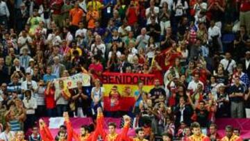 <b>PARONES. </b>Los internacionales españoles, a punto de recibir la plata olímpica, en el podio de los Juegos de Londres.