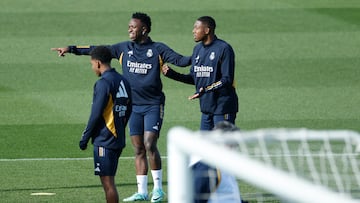 Rodrygo, Vinicius y Alaba, durante el último entrenamiento del Madrid.