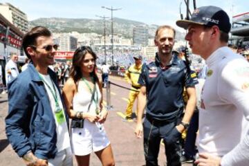 Max Verstappen conoce al cantante Louis Tomlinson y su novia Danielle Campbell.