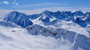 Las montañas de la estación de esquí de Baqueira Beret (Val d'Aran, Catalunya, España), completamente nevadas.