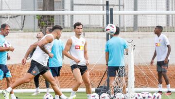 Varios jugadores del Valencia durante una sesión de entrenamiento en la Ciudad Deportiva de Paterna