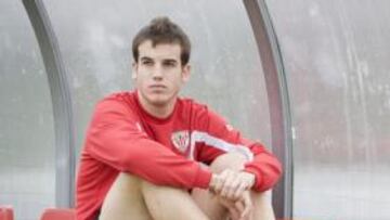 <b>MIRADA AL FUTURO. </b>Íñigo Pérez posó para AS en el banquillo, el lugar del que apenas ha tenido oportunidad de salir a lo largo de esta temporada.