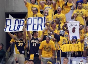 Aficionados de los Indiana Pacers lucen pancartas que llaman 'piscinero' a LeBron James.