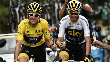 Geraint Thomas y Christopher Froome brindan con champ&aacute;n durante la &uacute;ltima etapa del Tour de Francia 2018 entre Houilles y Par&iacute;s Campos-El&iacute;seos.