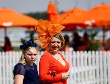 La Dubai World Cup 2024 comienza este sábado, 30 de marzo, en el hipódromo de Meydan en Dubai, Emiratos Árabes Unidos. Se repartirán 30.500.000 de dólares incluyendo los 12 millones de la prueba central. En sus alrededores pasean y disfrutan del evento los asistentes siempre presumiendo de sus mejores galas.