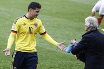 Pékerman y los protagonistas de Colombia-Perú en primer plano