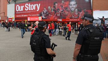 Policía en los alrededores de Anfield.