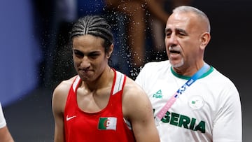 SEINE-SAINT DENIS, 03/08/2024.- La boxeadora argelina Imane Khelif (rojo) durante su combate ante la húngara Anna Luca Hamori correspondiente a cuartos de final, categoría 66kg, de los Juegos Olímpicos de París 2024, en North Paris Arena de Seine-Saint Denis. EFE/ Miguel Toña