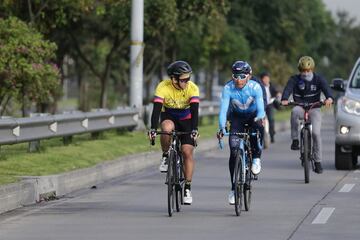 En compañía del director de Coldeportes, Ernesto Lucena, Nairo Quintana recorrió Bogotá desde la sede de la institución hasta Presidencia en bicicleta, con motivo de la celebración de los 50 años de la entidad.