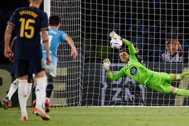 Iván Villar detiene el penalti. Rodrygo lanza desde los once metros a la derecha del portero del Celta que adivina el tiro y le hace un paradón al delantero brasileño.