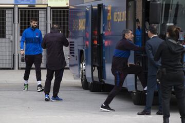 Salida del Camp Nou del FC Barcelona hacia el hotel de concentración. En la foto, Piqué y Valverde dirigiéndose al autobús. 
