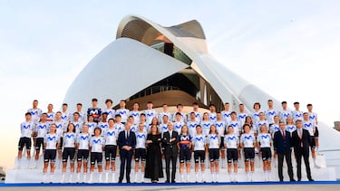 El equipo ciclista Movistar Team se presentó en la Ciudad de las Artes y las Ciencias de Valencia.