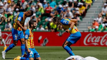 ELCHE, 23/04/2023.- El defensa y capitán del Valencia FC, José Luis Gayá (2i) y el delantero uruguayo Edinson Cavani (c) Gayá celebran el gol en propia puerta del defensa del Elche, Gonzalo Verdú (d) durante el encuentro correspondiente a la treintava jornada de LaLiga entre el Elche y el Valencia este domingo en el estadio Martínez Valero de Elche. EFE/Manuel Lorenzo