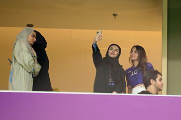 Antonella Roccuzzo, pareja sentimental de Lionel Messi, vivió el duelo de Argentina frente a Países Bajos desde el palco del Lusail Iconic Stadium. Celebró y sufrió como todos los albicelestes.