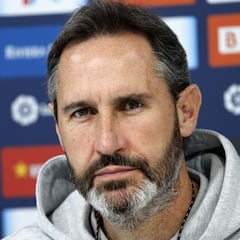 Vicente Moreno tiende la mano a Luis García Plaza