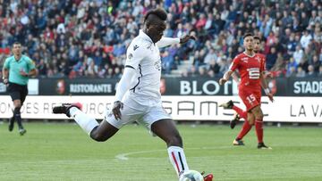 ¡Mamma mia Balotelli! Golazo salvaje destrozando el balón