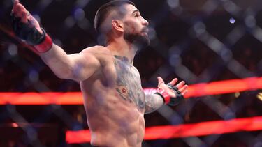 Ilia Topuria celebra su victoria por knocking out sobre Charles Oliveira en Las Vegas.