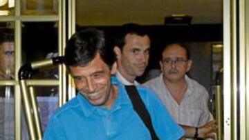 <b>'SONRISA PROFIDEN'. </b>Chaparro, aparentemente contento, sale de la reunión escoltado por Juan Merino (a la izquierda de la foto) Carmelo del Pozo y González Flores.