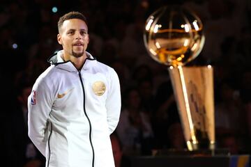 El Oracle Arena se visti車 de gala para el arranque de la temporada NBA: los Warriors recibieron sus anillos de campeones y alzaron otra bandera al techo del pabell車n. Arranc車 la temporada 2017-18.