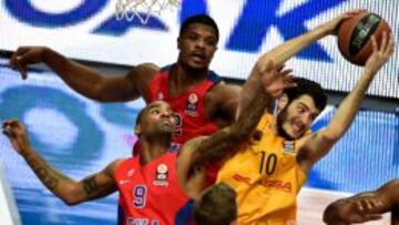 Abrines, defendido por Jackson y Hines.