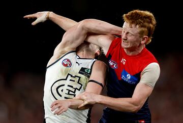 Viendo esta imagen, alguien podría pensar que se trata de un combate de lucha grecorromana. Sin embargo, corresponde al partido de semifinales de la AFL (Liga de Fútbol Australiano) entre Melbourne Demons y Carlton Blues, en el Melbourne Cricket Ground. Matthew Owies (izda.) y Jake Bowey pelean por un balón con demasiado ímpetu.