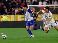 Soccer Football - LaLiga - Sevilla v Atletico Madrid - Ramon Sanchez Pizjuan, Seville, Spain - April 11, 2026 Atletico Madrid's Obed Vargas in action with Sevilla's Manu Bueno REUTERS/Marcelo Del Pozo