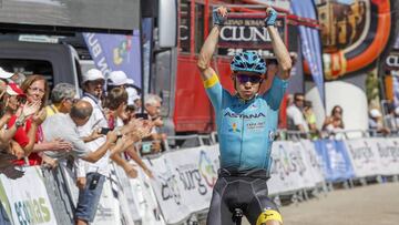 GRA248. BURGOS, 05/08/2017.- El colombiano del equipo Astana Miguel Ángel López ha logrado la victoria en la última etapa de la Vuelta a Burgos 2017, con llegada en el puerto de categoría especial de las Lagunas de Neila. EFE/Santi Otero
