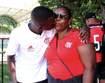 Es habitual ver en su cuenta de Instagram fotos con su madre y su familia, ya que son un gran apoyo para el joven futbolista.