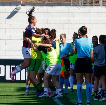 Las jugadoras del Eibar celebran con su banquillo.