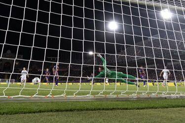 Rafa Mir marca el 2-1 al Barcelona.
