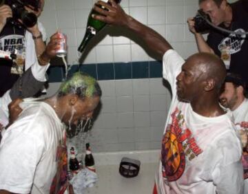 Dennis Rodman y Michael Jordan celebran el ttulo de 1998. Sera el ltimo que ganara Jordan.