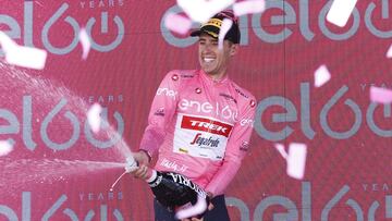 Juanpe L&oacute;pez, en el podio de Potenza, con la maglia rosa.