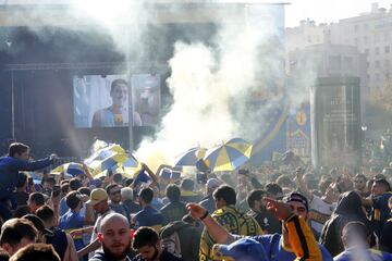 Seguidores de Boca animando desde la fan zone en Nuevos Ministerios