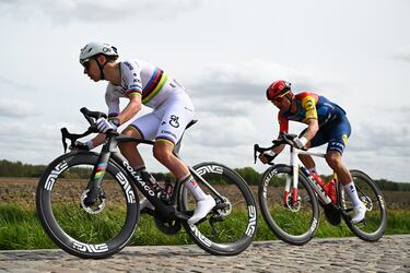 Tadej Pogacar y Mads Pedersen durante la 123.ª edición de la París-Roubaix.