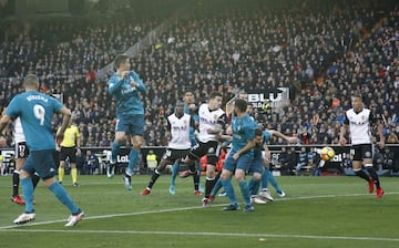 Santi Mina marca el 1-2.