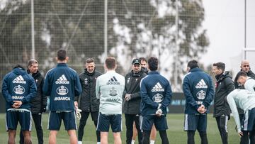 El entrenador argentino Eduardo Coudet conversa con los futbolistas de la plantilla del Celta durante la temporada 2021-2022.