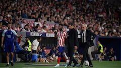 Atletico Madrid's French midfielder Thomas Lemar (C) leaves the pitch with Atletico Madrid's Argentinian coach Diego Simeone (2nd-R) during the Spanish league football match between Club Atletico de Madrid and Rayo Vallecano de Madrid at the Wanda Metropolitano stadium in Madrid on October 18, 2022. (Photo by OSCAR DEL POZO CANAS / AFP)
